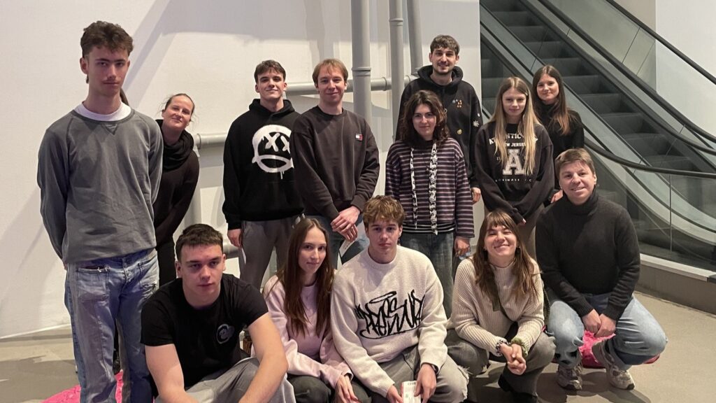 Skupinska fotografija v muzeju sodobne umetnosti.