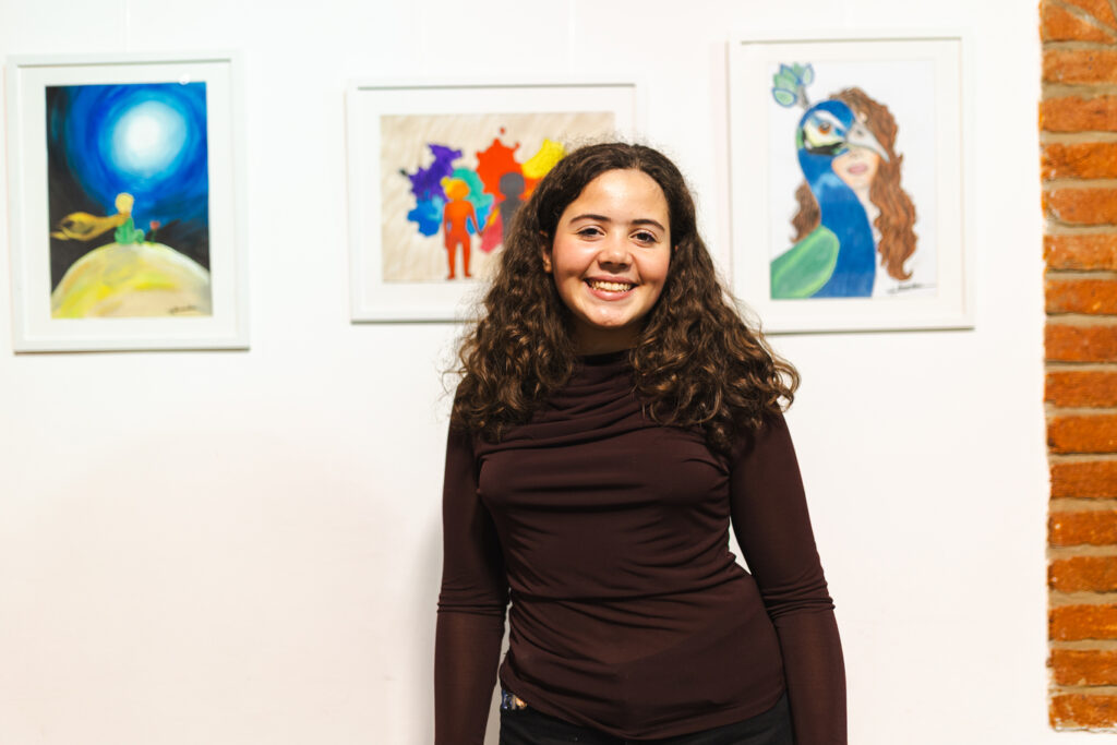 Na razstavi Svetovi mojih misli je Alexandra predstavila 13 del, nastalih v mešani tehniki na papirju.