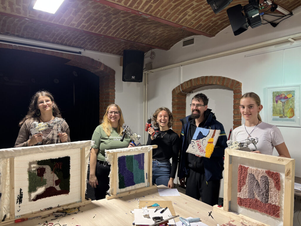 Utrinek z tufting delavnice z Zalo Brglez.