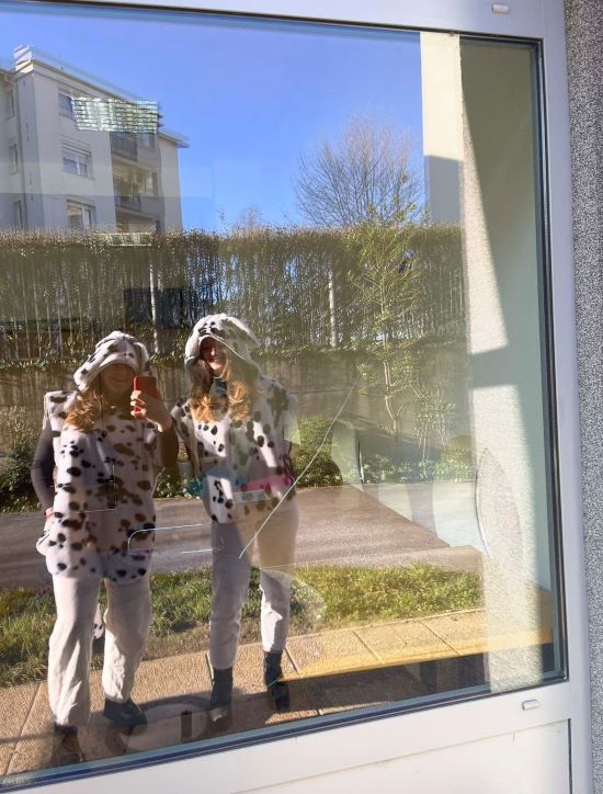 Dve osebi v maškarah - oblečeni sta v lisasti kravi