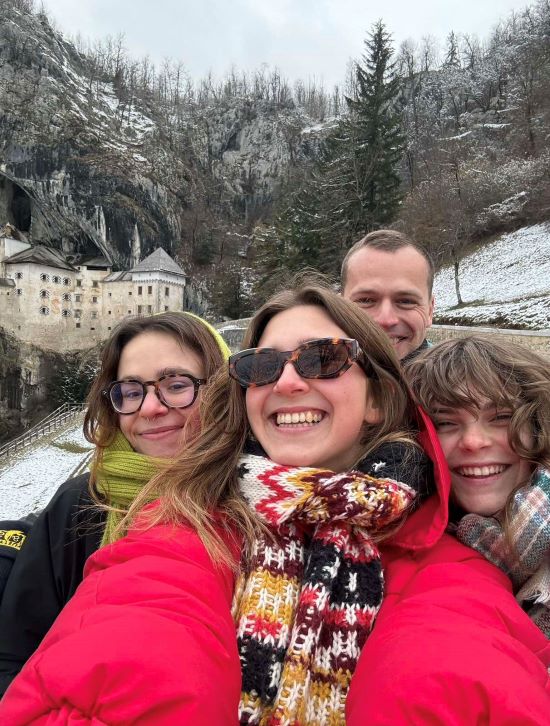 4 osebe pred Predjamskim gradom