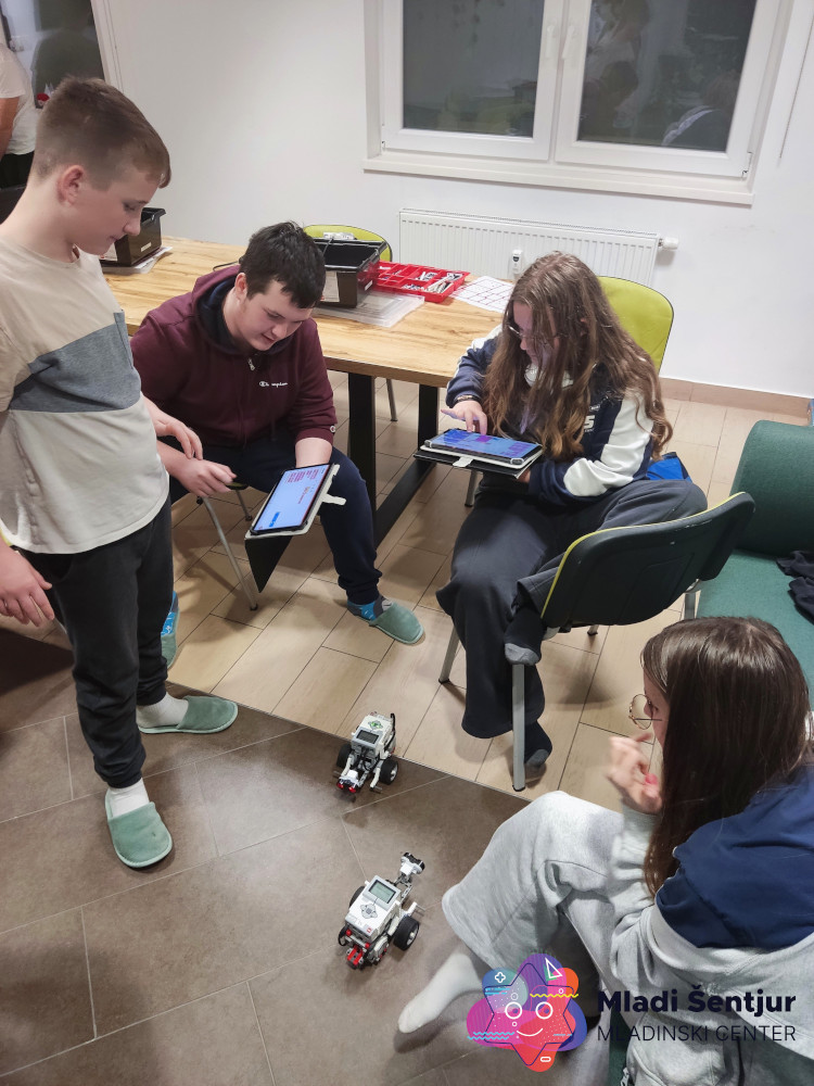Mladi programirajo in preizkušajo  svoje Lego robote.