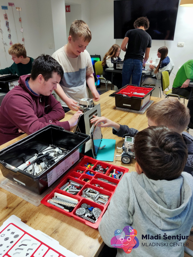 Mladi pri spoznavanju Lego robotike.