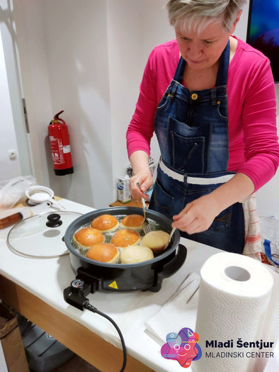 Pečenje krofov pod vodstvom Klavdije Simler