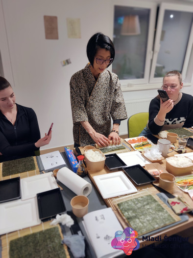 Megumi Yoshida prikazuje izdelavo sušija mladim iz Šentjurja