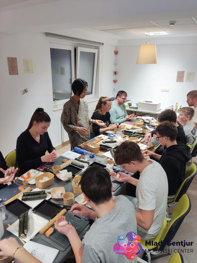 Megumi Yoshida daje nasvete mladim, kako pripravljati suši