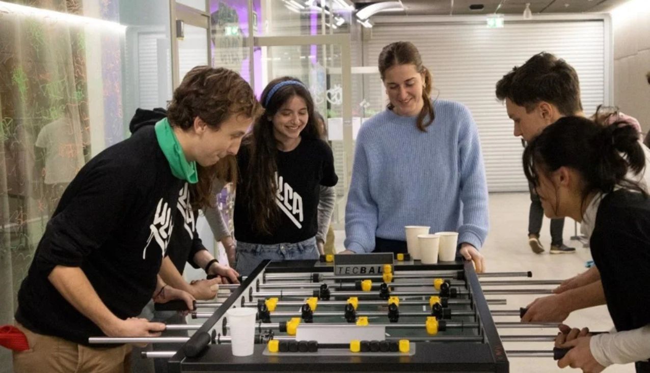 mladi med zabavno aktivnostjo