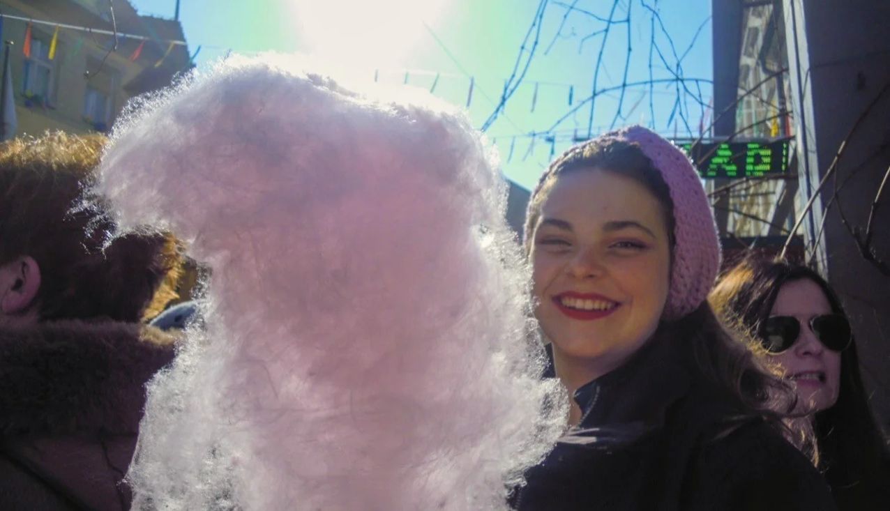 dekle s sladkorno peno v rokah