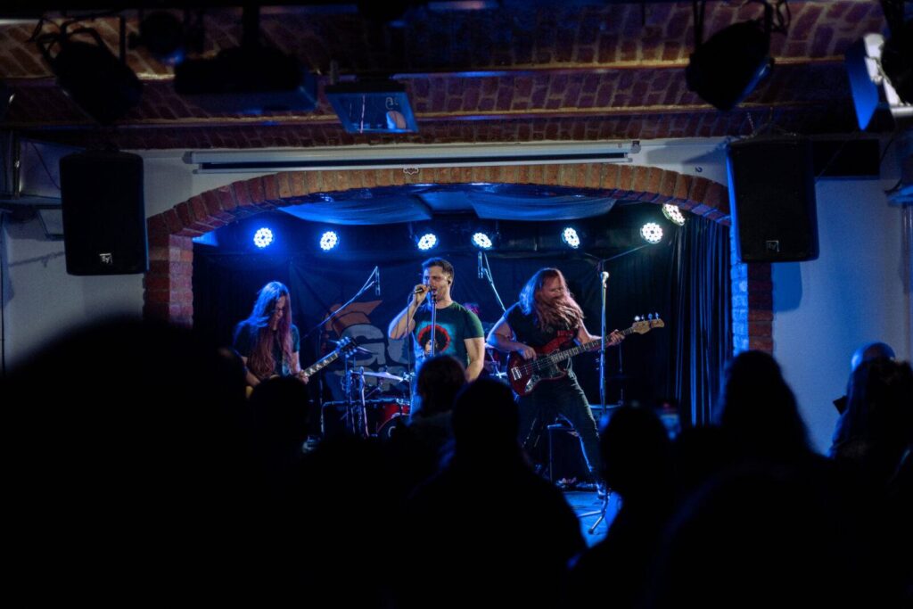 Gospa profesor je z udarnim nastopom pokazala, da zna držati “red” na odru.