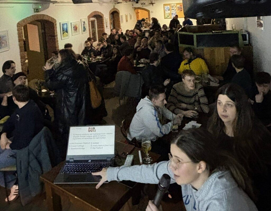 Nika Lorbek in Lucija Reš sta z zanimivimi vprašanji vodili pub kviz.