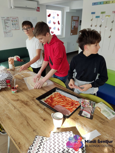 Mladi si pripravljajo svojo pico