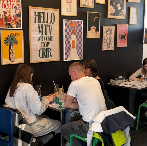 obiskovalci med igro