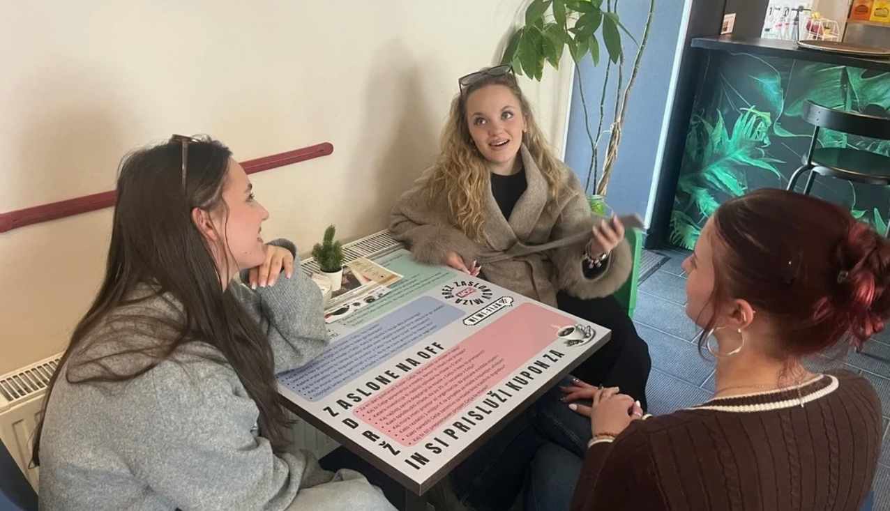 dekleta med pogovorom