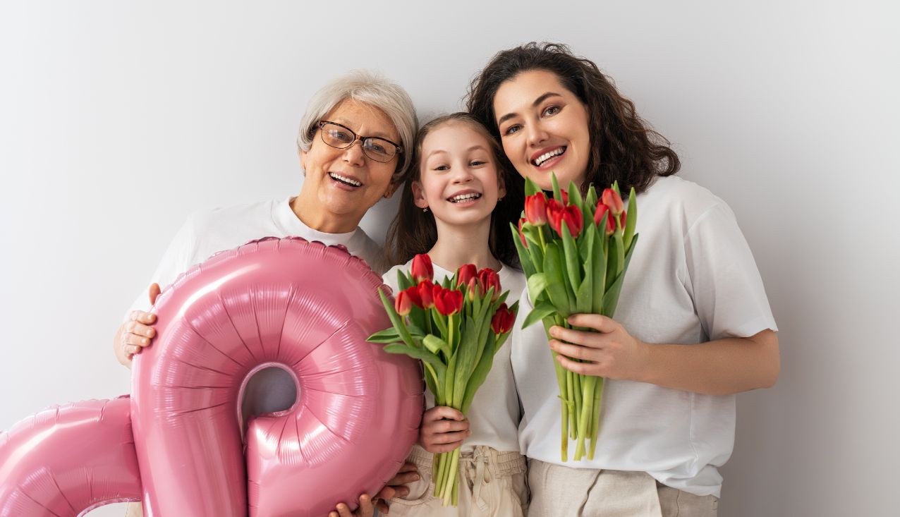 ženske z rožami in baloni