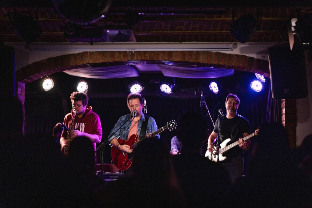 Skupina 500M med koncertom.