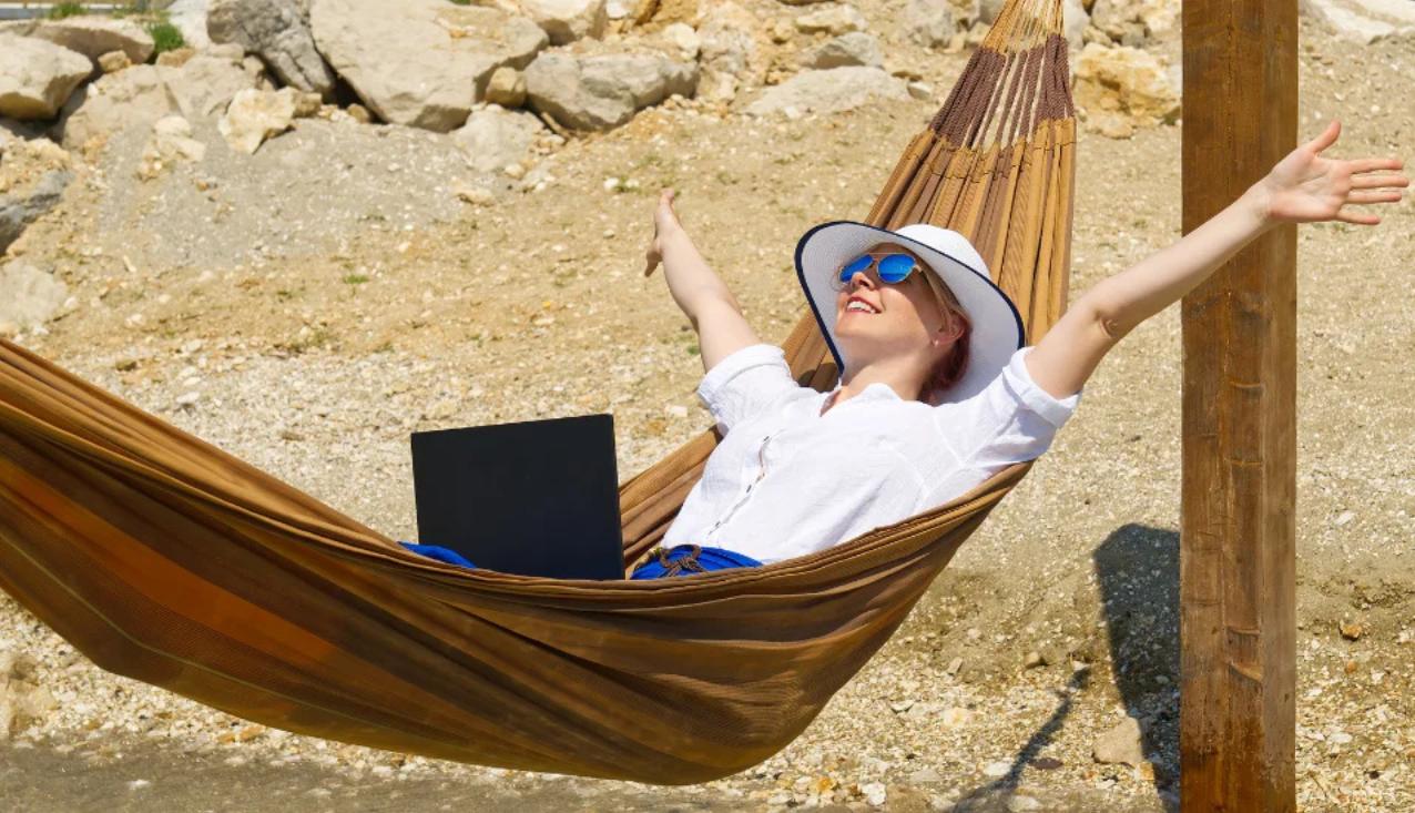 ženska v viseči mreži