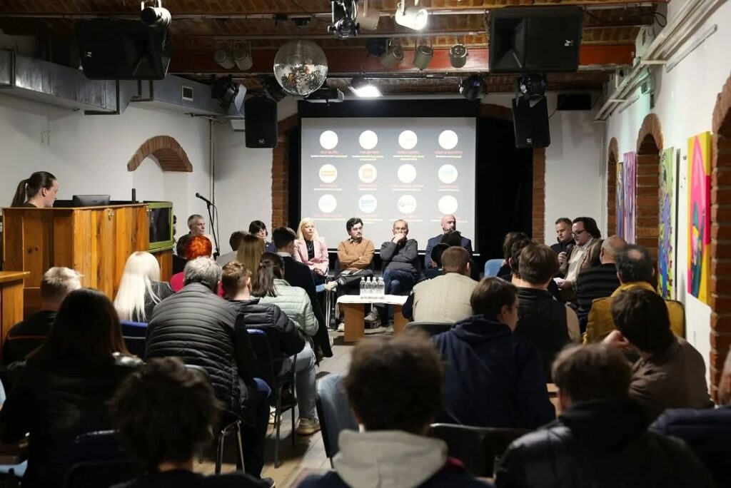 Kandidati in predstavniki strank so se soočili z vprašanji, ki zanimajo mlade v lokalnem okolju.