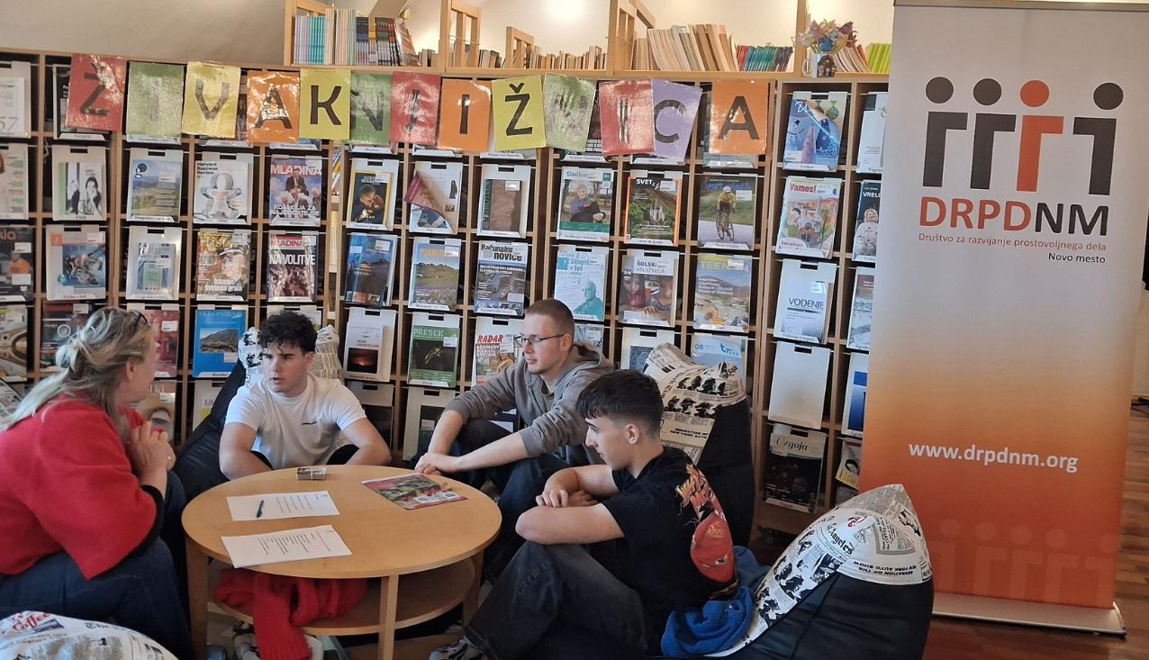 udeleženci med pogovorom