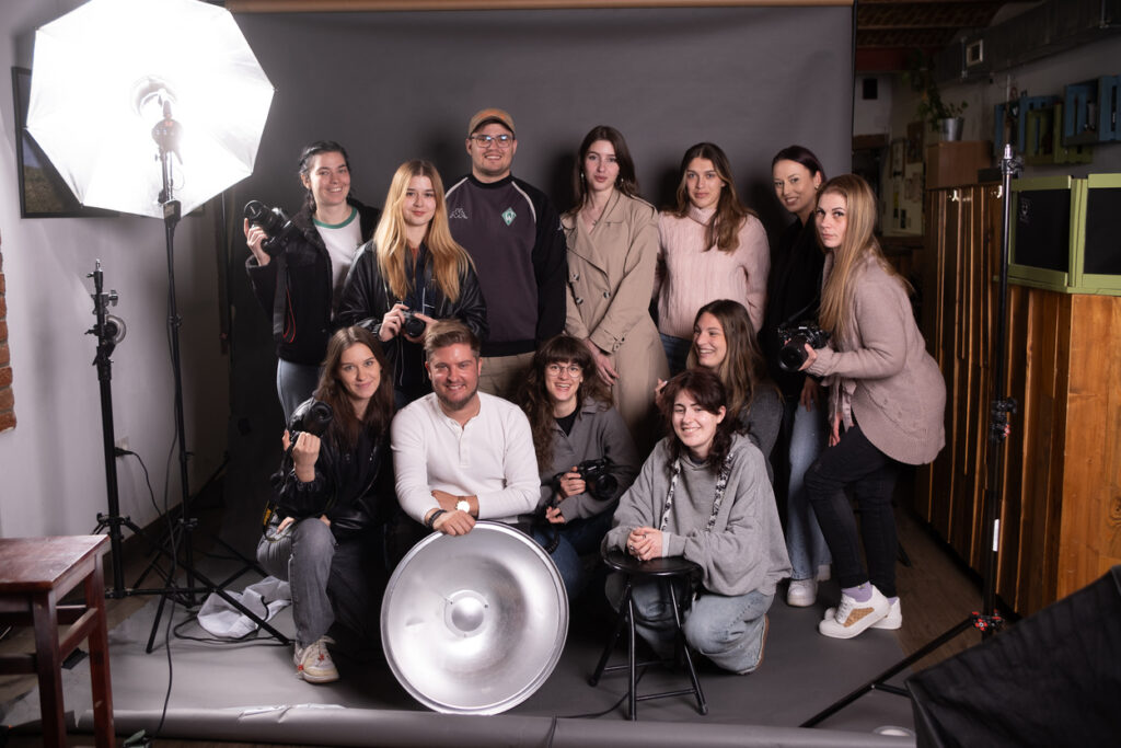 Udeleženci delavnice studijske fotografije skupaj z mentorjem Rokom Breznikom po zaključku praktičnega dela v studiu.