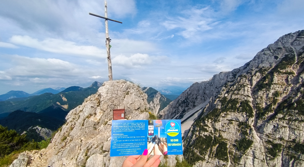Kartonček na vrhu gore.