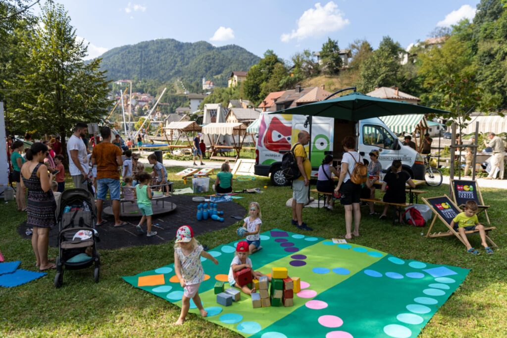 Izvajanje dejavnosti MC Mobila na lokalnem festivalu.
