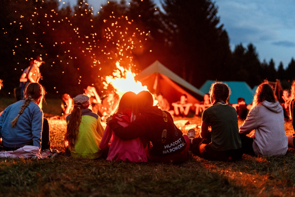 Skupnost ob ognju. FOTO: Arhiv ZSKSS