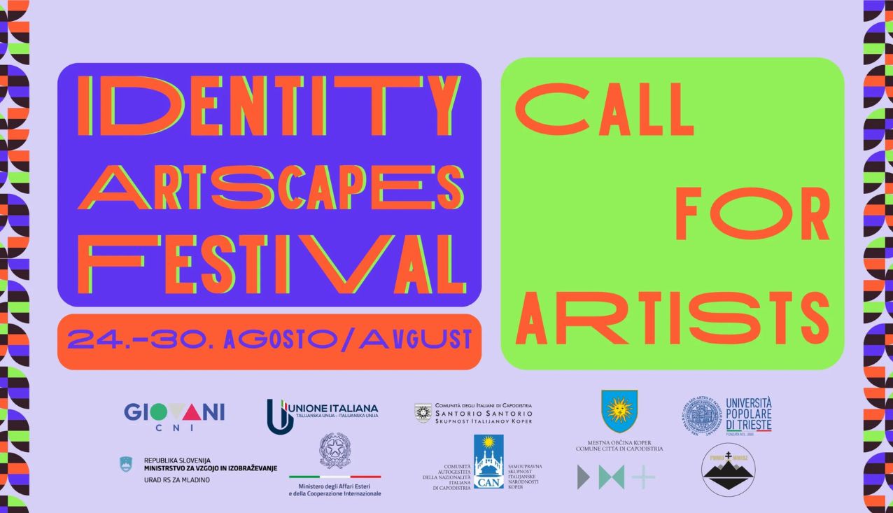 Naslov festivala "Identity Artscapes Festival v oranžni barvi na vijoličnem ozadju. Spodaj napis 24.-30. agosto - avgust v vijolično na oranžnem ozadju. Na neonsko zelenem ozadju v oranžni barvi napis po angleško "Call for artists". Spodaj teh treh tekstualnih enot na svetlo lavadno-vijoličnem ozadju 10 logotipov organizaterjev in partnerjev.