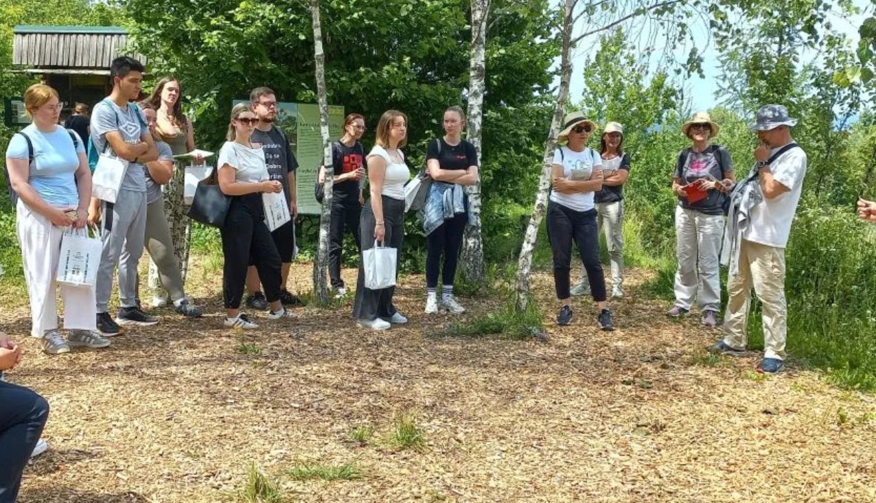 Mladi turistični vodniki so se prvič usposabljali v gozdnem prostoru