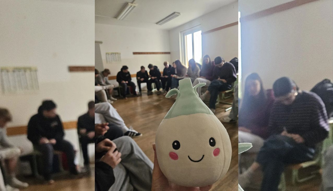 mladi udeleženci in maskota usposabljanja