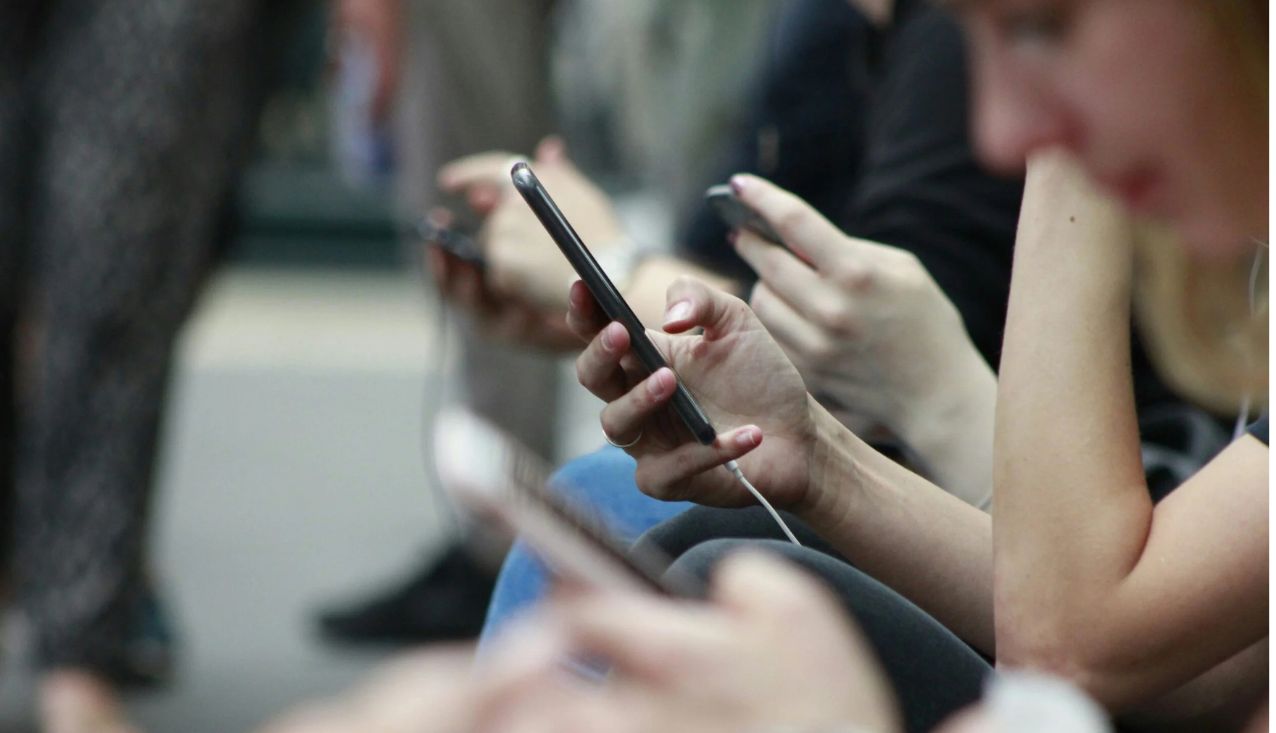 unicef mladi na telefonu in ai, izguba identitete