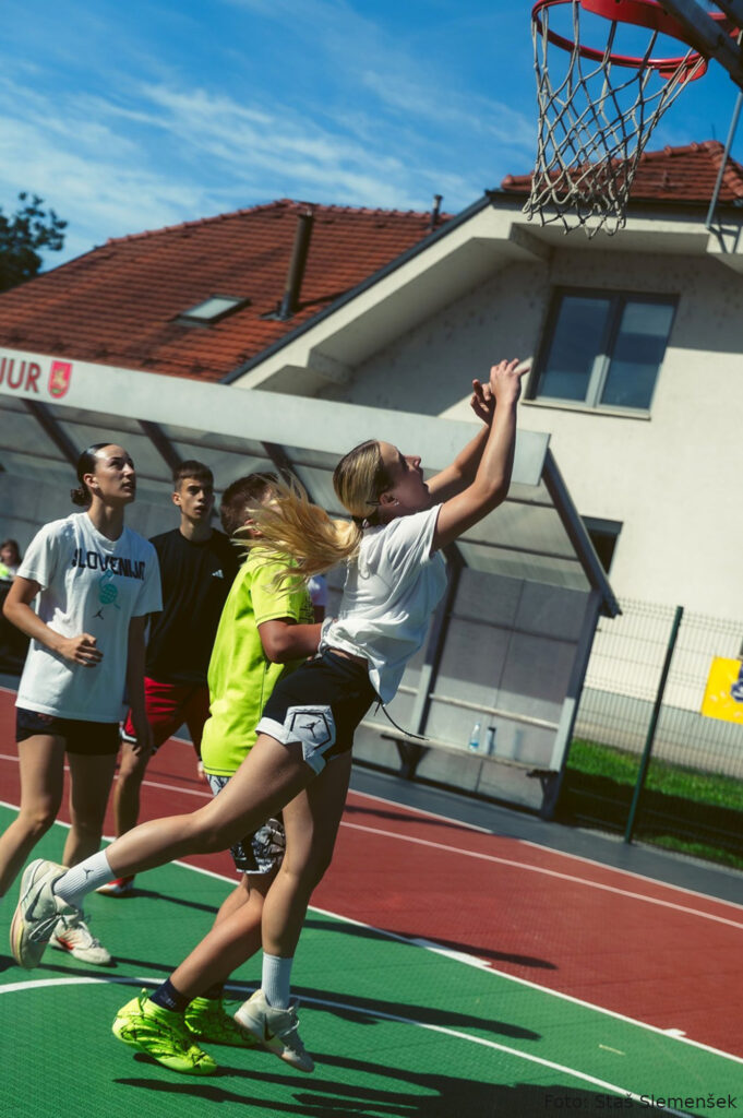 Mladi v akciji igranja košarke. Foto: Staš Slemenšek
