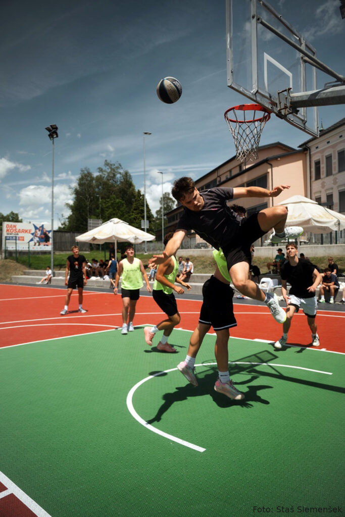 Mladi v akciji igranja košarke. Foto: Staš Slemenšek