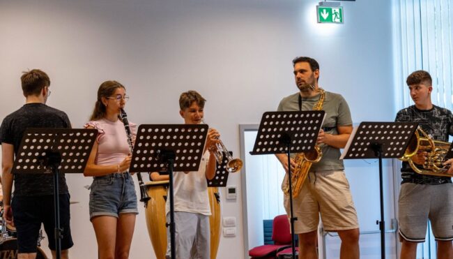 udeleženci delavnice med igranjem