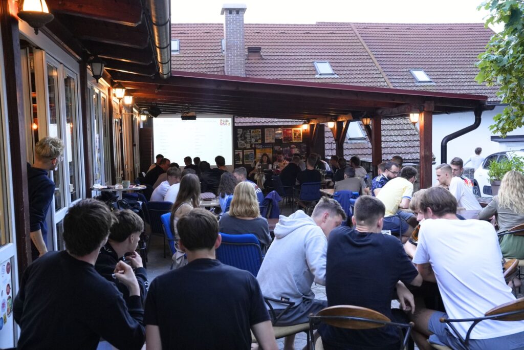 Ekipe med reševanjem nogometnega pub kviza.