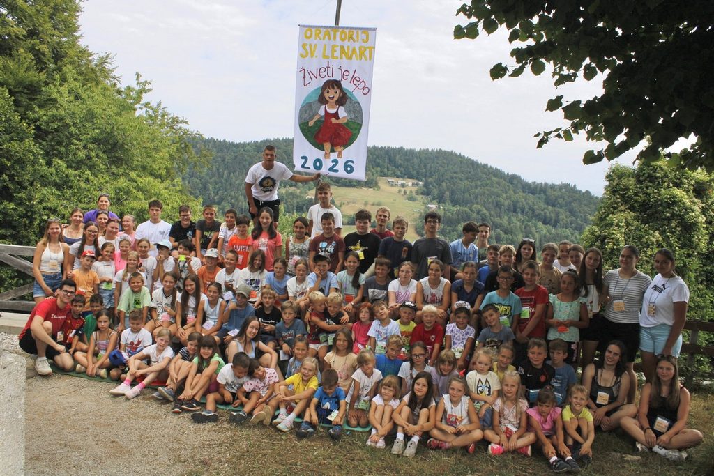 Oratorij Sveti Lenart nad Lušo: »Skupinska fotografija vseh udeležencev oratorija« (Julija Jelenc)