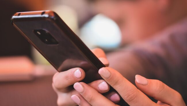 Simbolična slika oseba na telefonu