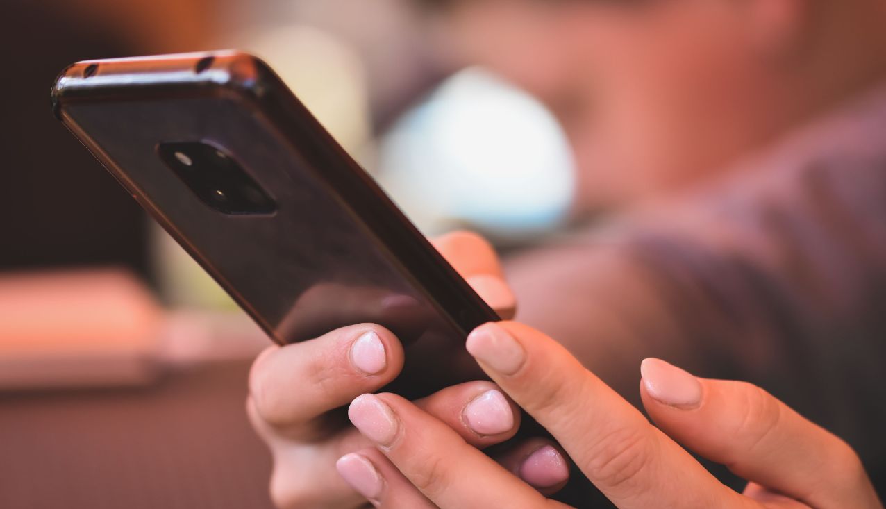 Simbolična slika oseba na telefonu