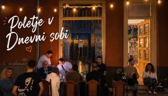 ljudje pred dnevno sobo